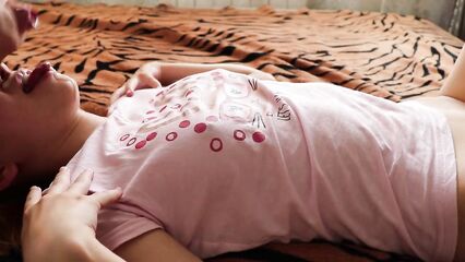 Худая студентка учиться сосать