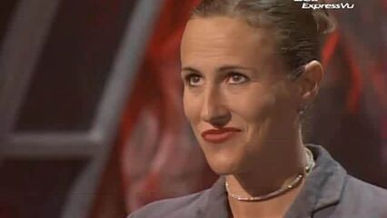 Бесстыжая фокусница показывает сексуальные фокусы