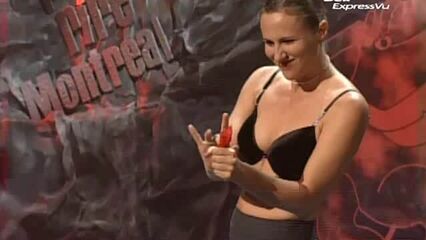 Бесстыжая фокусница показывает сексуальные фокусы