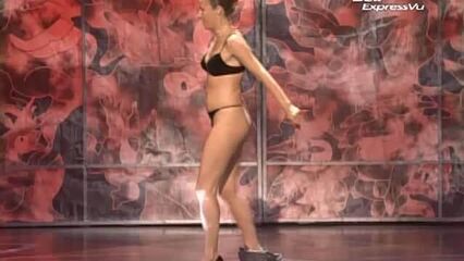 Бесстыжая фокусница показывает сексуальные фокусы