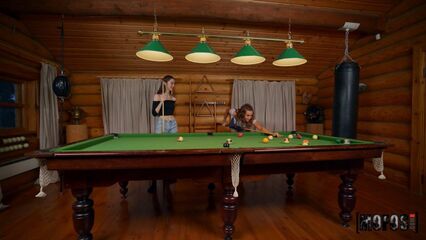 Русское порно, русская речь в бильярдной с двумя милыми девушками