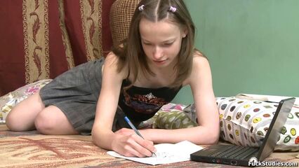 Очкарик трахнул молодую брюнетку в тугое очко