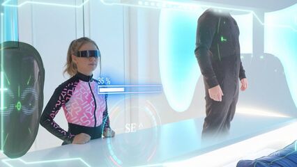 Альтернативный Хэллоуин в космосе с гимнасткой Эллой Эластик