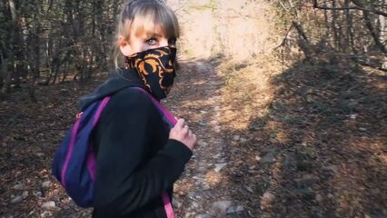 18-ти летняя Карина отсосала у взрослого мужика