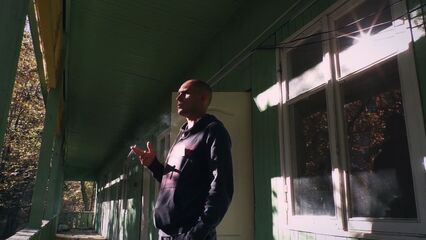 18-ти летняя Карина отсосала у взрослого мужика