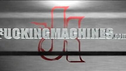 Молоденькая трахнута секс машиной в анал