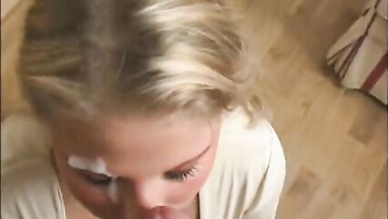 Лицо блондинки в сперме