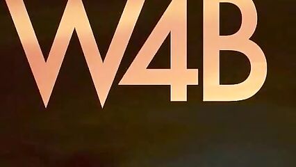 Красивая блондинка ласкает себя в ванной