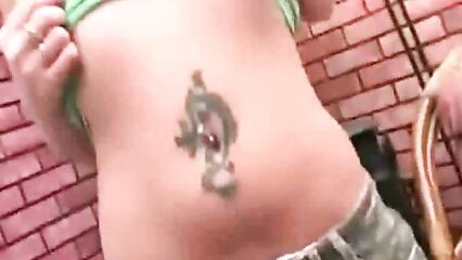 Подруга трахнула молодую блонди огурцом и кабачком