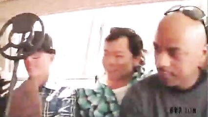 Молодую брюнетку обкончала толпа мужиков