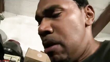 Молодую брюнетку поимели во все дыры и обкончали четыре мужика