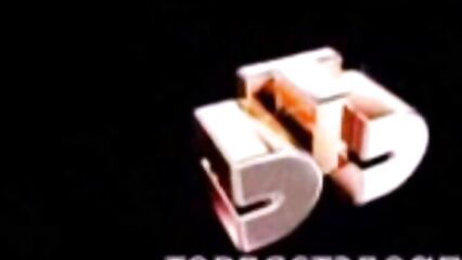 Красивая брюнетка трахает себя бутылкой