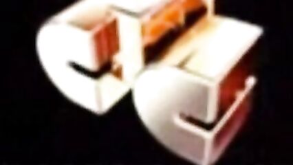 Русская 18-летняя трахает себя бутылкой