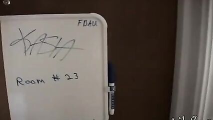 Девушка показывает, как нужно мастурбировать