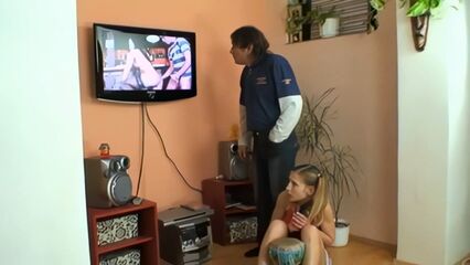 Папа застал дочь за просмотром порно и не удержался