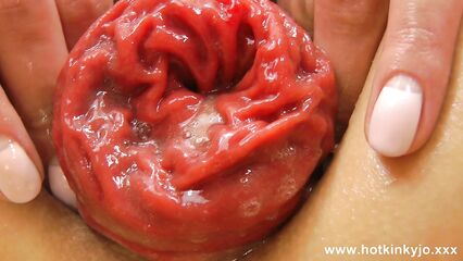 Мастурбация анала HotKinkyJo с помощью бутылки вина