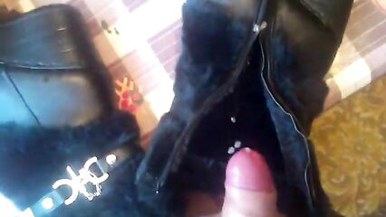 Кончил Алена в меховые сапоги.