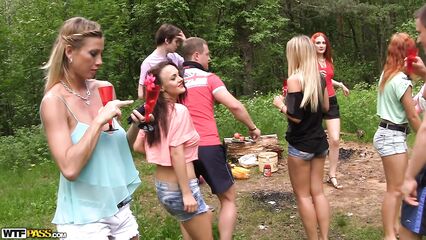 Студенты свингеры в лесу устроили групповое секс пати