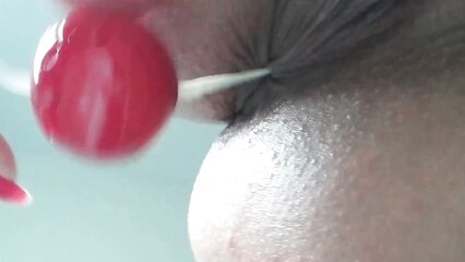 Анальные шарики в жопе у Оксанки