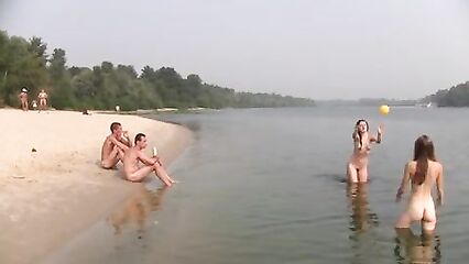 Юные нудистки натуристки играют мячиком