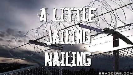 Тюремный доктор трахнул узницу