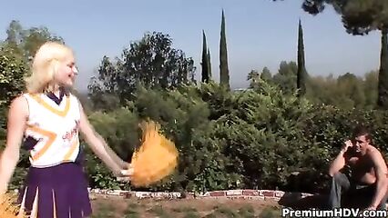 Тренер натянул свою ученицу на траве