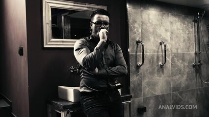 Худая блондинка просит трахать ее в анал глубже!