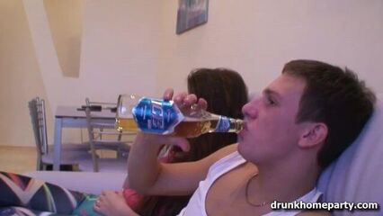 Напоили худую русскую девушку пивом и развели на секс