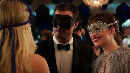 На пятьдесят оттенков темнее (Расширенная версия)