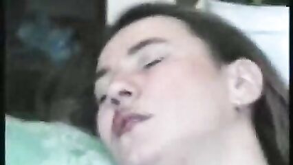 Шлюха Наталья мастурбирует и смотрит порно