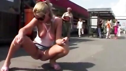 Смешной случай на остановке общественного транспорта