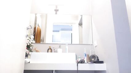 Зрелая мамаша села жопой в душевой на лошадиный дилдо