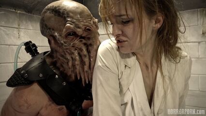 Безжалостное чудовище трахает в анал своего создателя