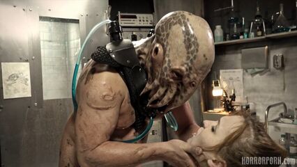 Безжалостное чудовище трахает в анал своего создателя