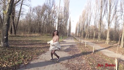 Домашнее порно: Публичный секс в городском парке с Миа Бандини